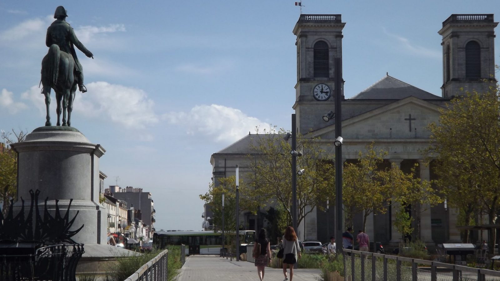 Place Napoléon, église Saint-Louis, statue