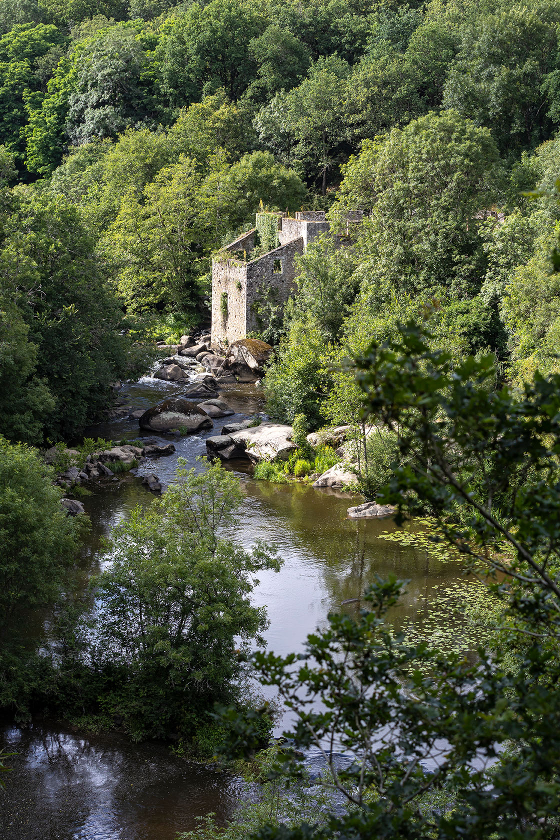 View of the promontory of the Chaos de Piquet, Destination La Roche-sur-Yon
