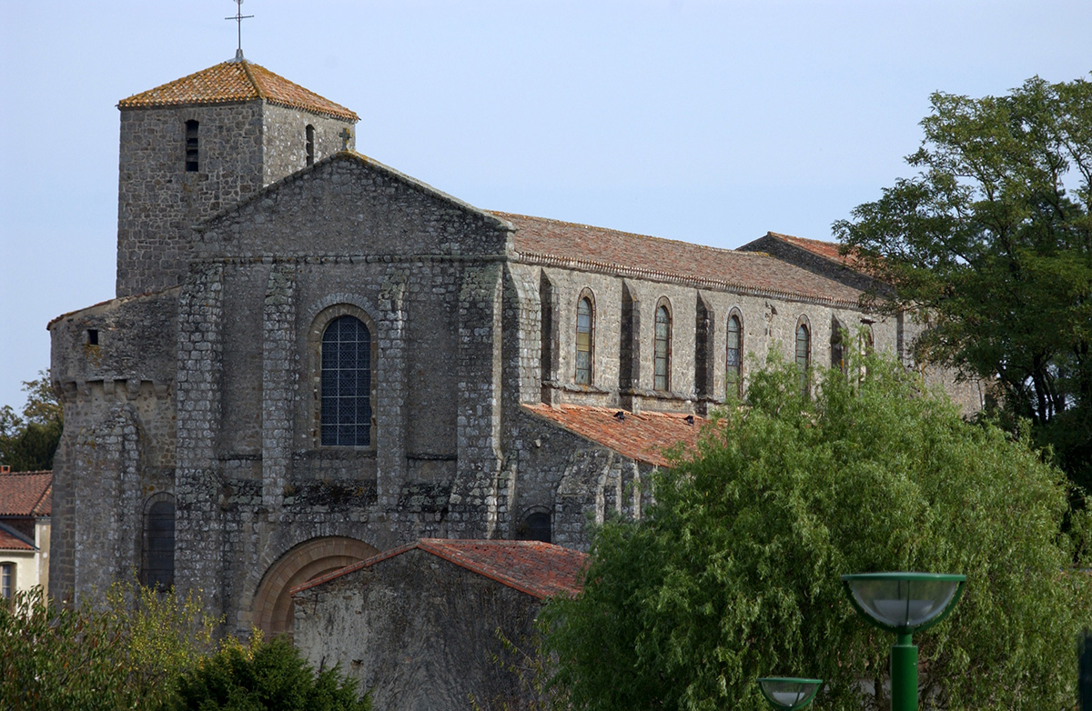 Vue d'ensemble de l'Église Saint Nicolas, la Chaize-le-Vicomte, Destination La Roche-sur-Yon