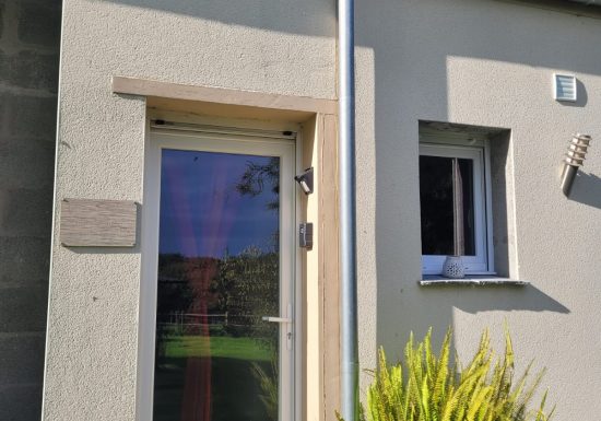 « La Case à Poules » – Les Crins au bord du lac