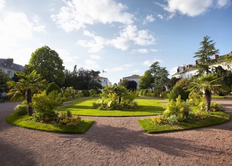 FRANÇOIS MITTERRAND GARDEN